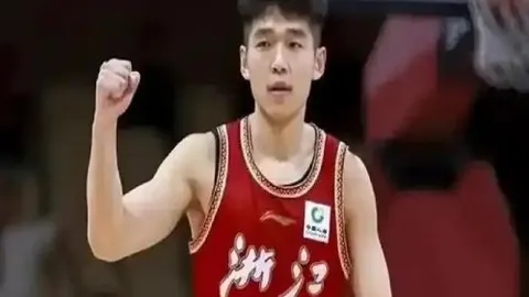[国际足球]巴西厄瓜多尔战，巴西头球帽子戏法夺冠